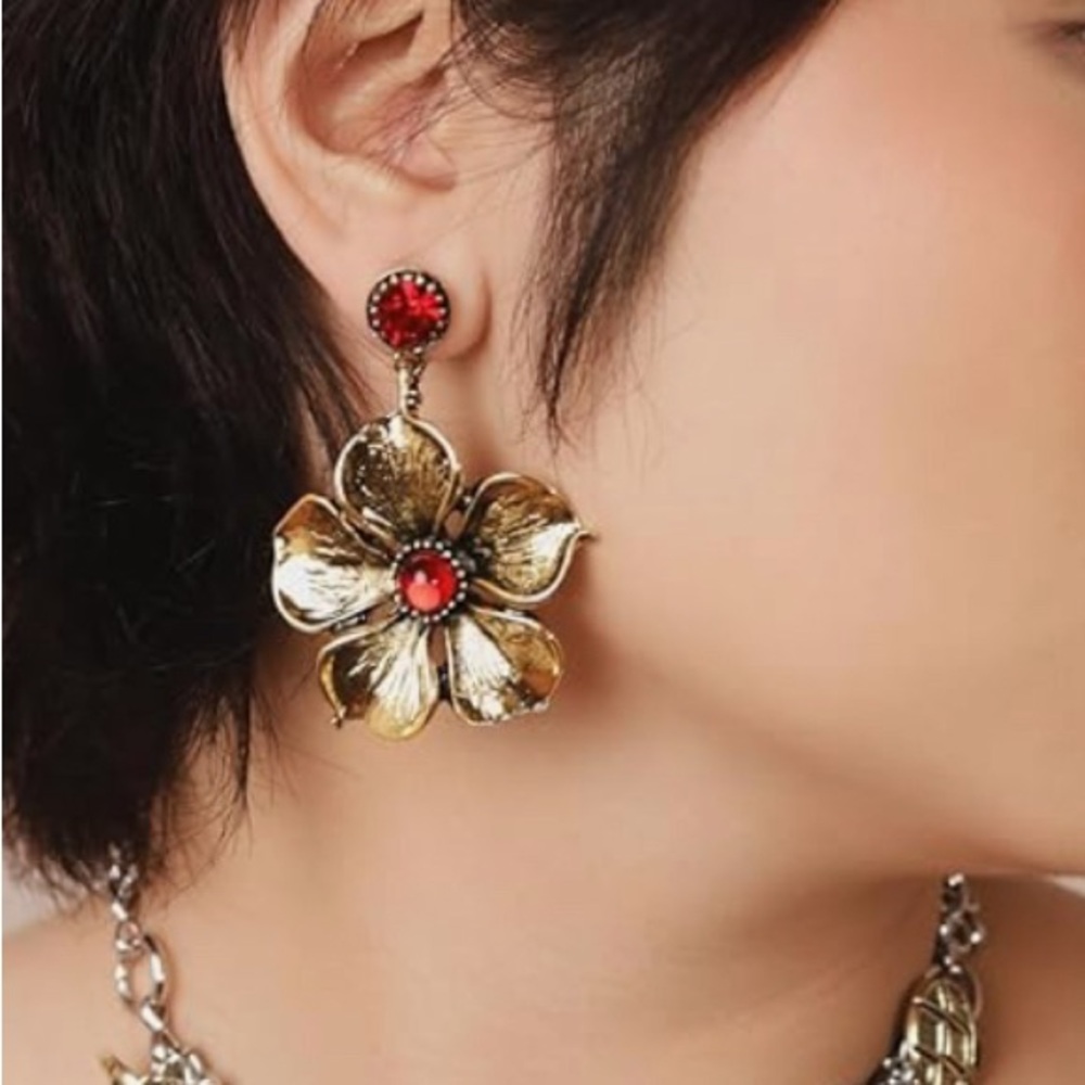 🌻5/$25🌻 Gold and Red Flower Design Earrings